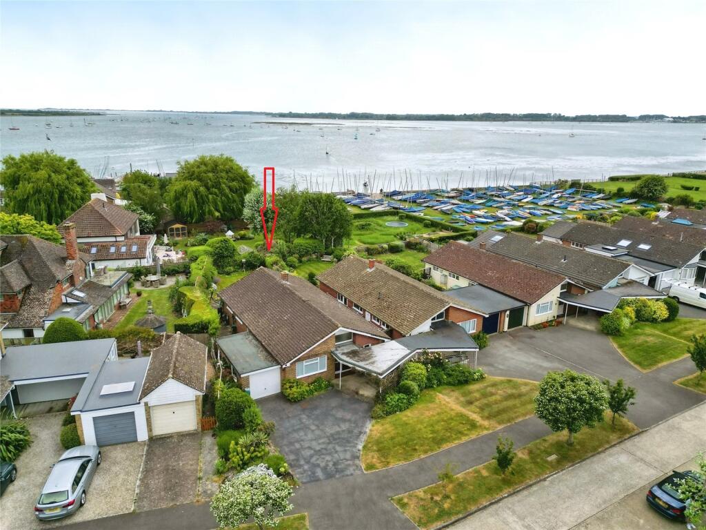 3-bed bungalow on Creek End, Emsworth, Hampshire, PO10, £850,000