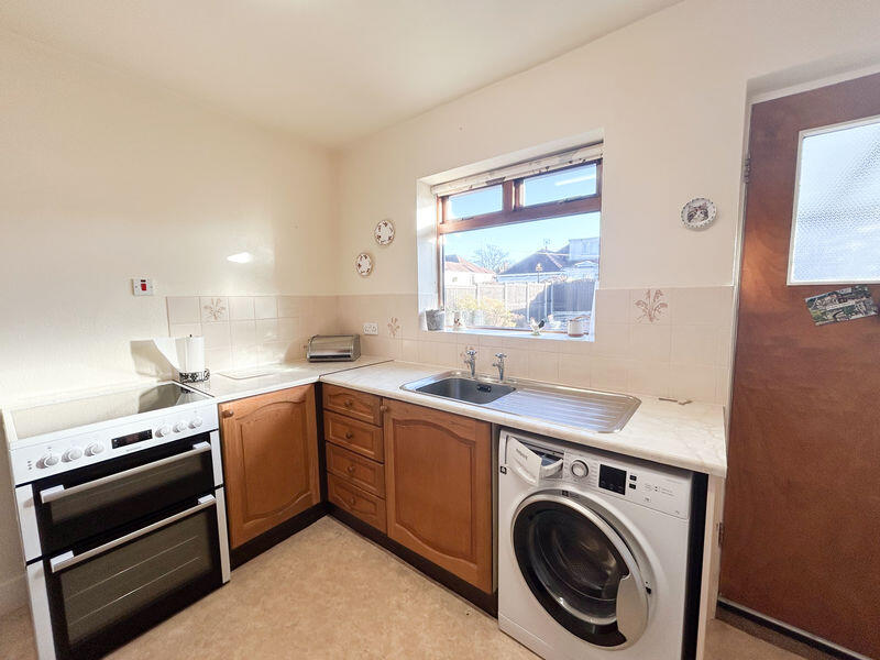 WELL PRESENTED BUNGALOW, NO CHAIN & OPEN TO OFFERS - Bleasdale Avenue, Poulton-Le-Fylde, FY6 7DT photo 3