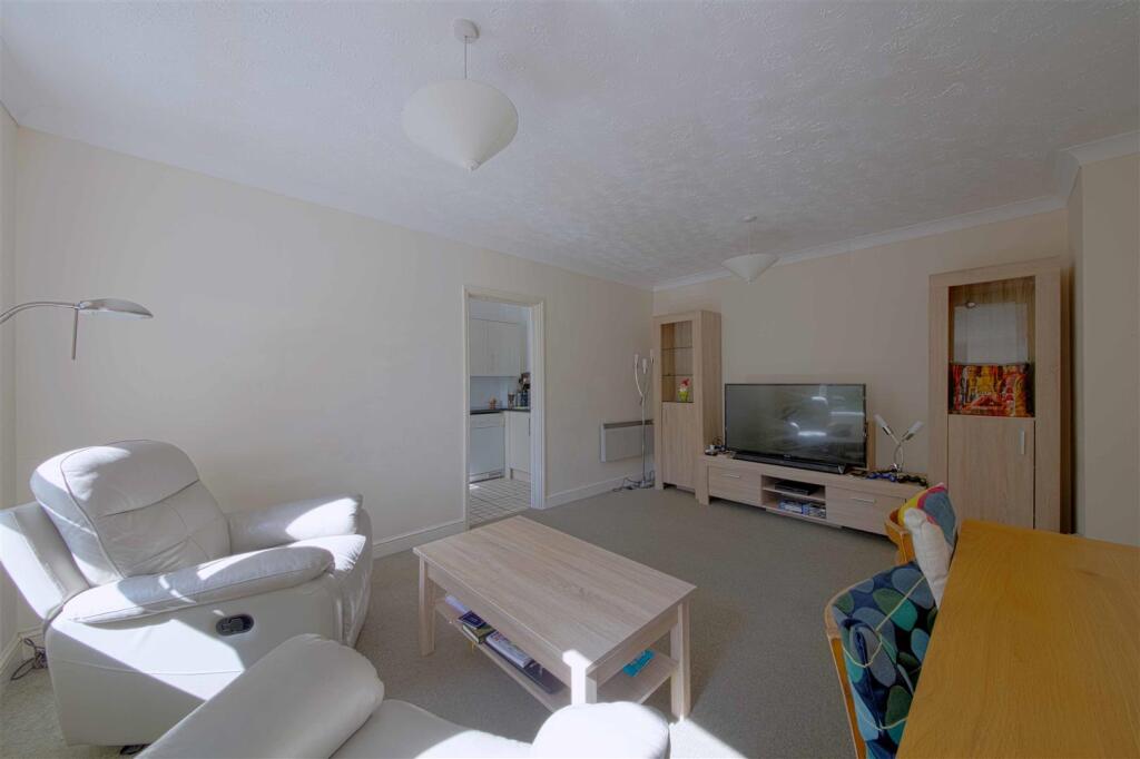 Apartment in Hemel Hempstead - View 3
