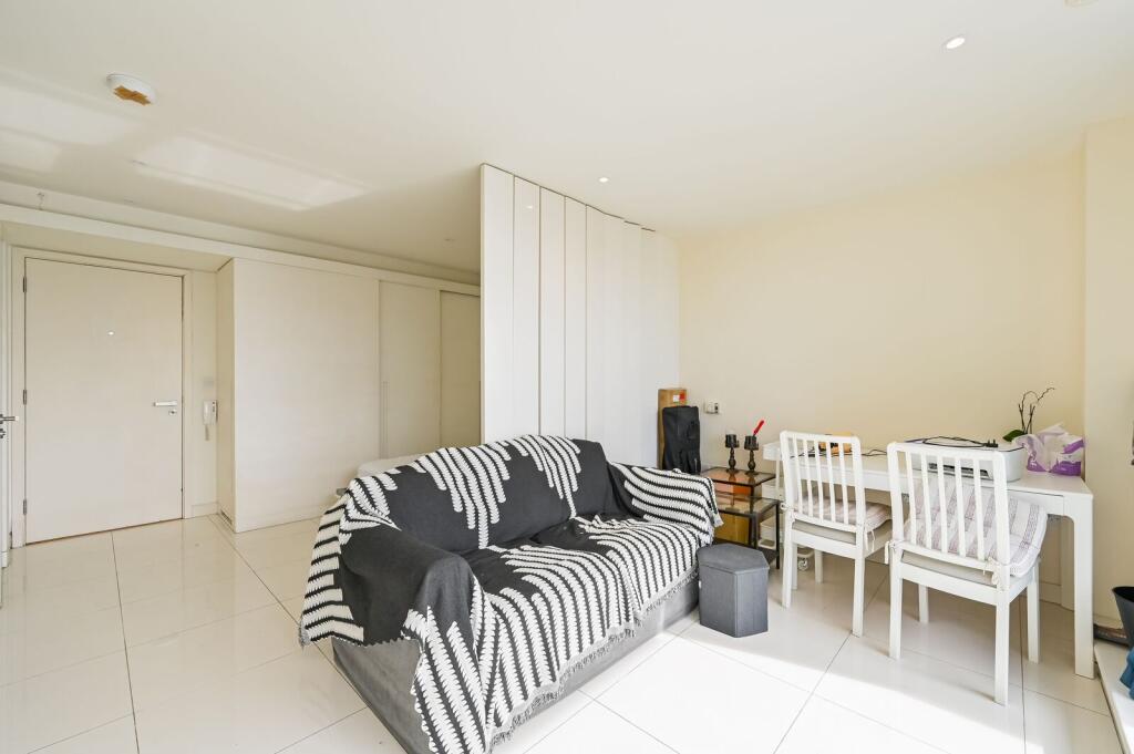 Studio flat for rent