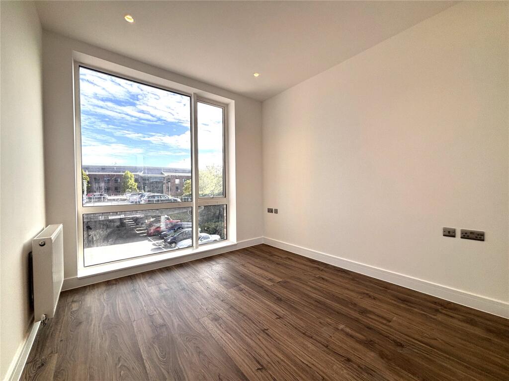 Apartment in Fleet, Waterfront Business Park - View 4