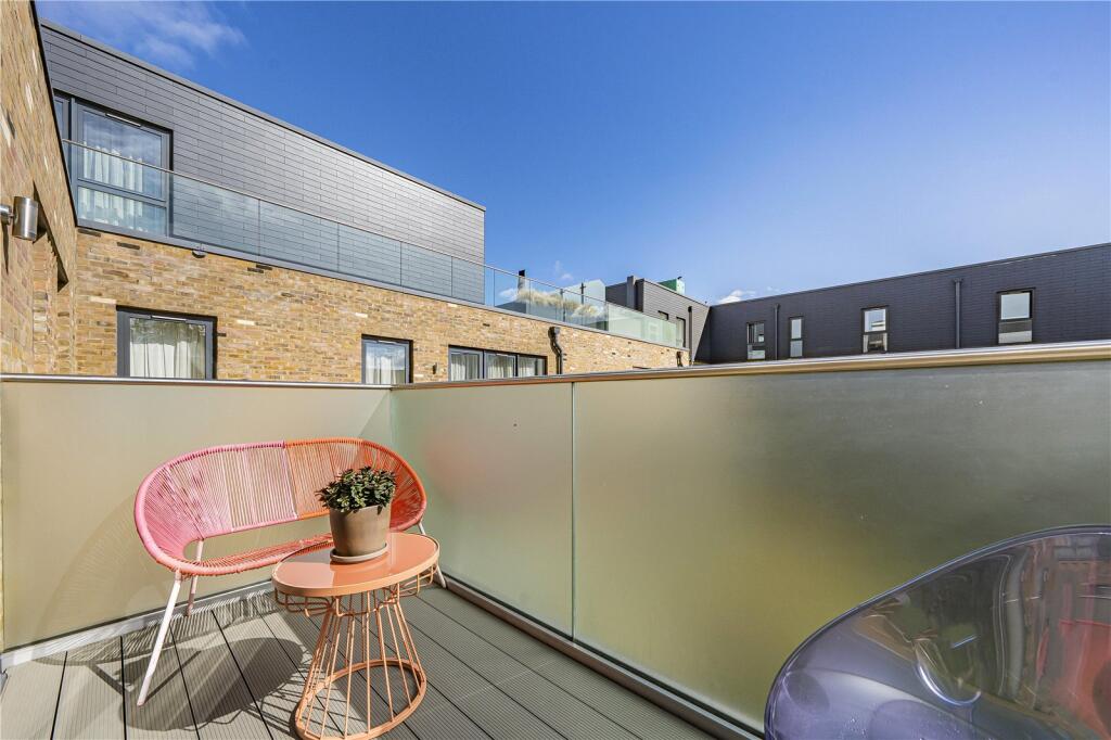 Apartment in London, Worton - View 3