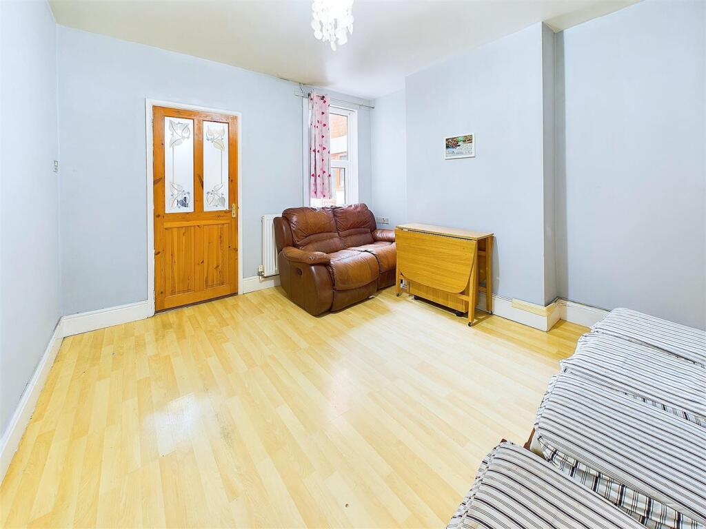 House in Nuneaton and Bedworth, Warwickshire - View 4