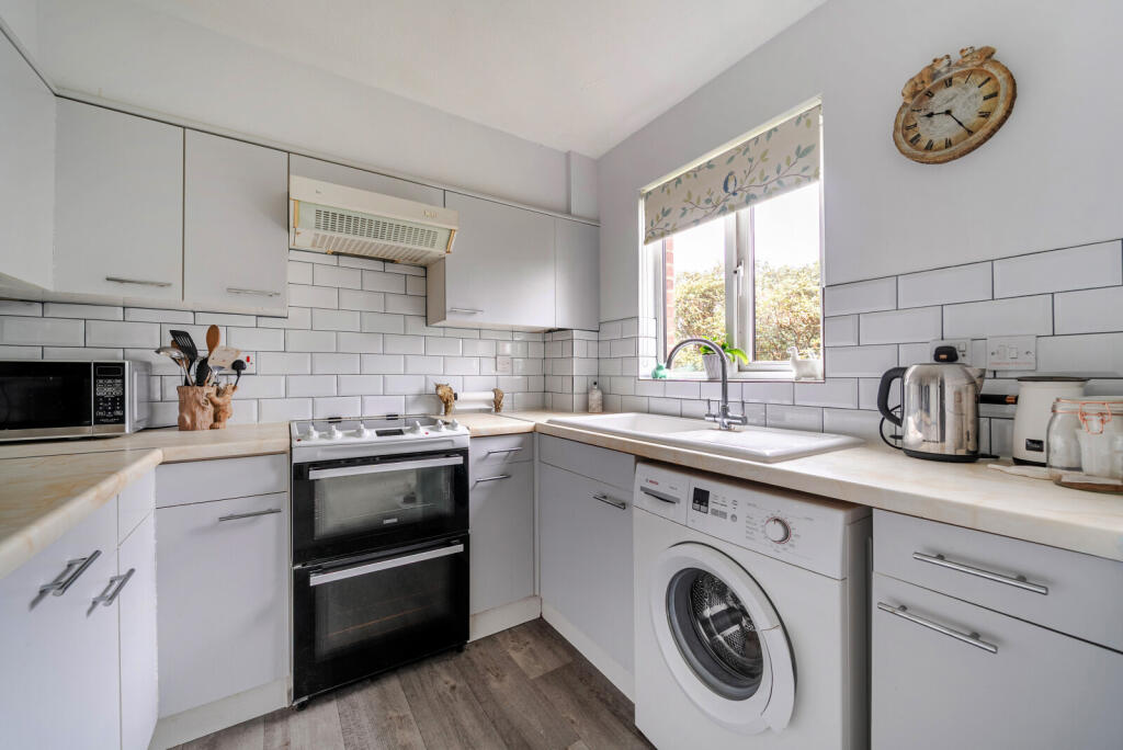 Shepperton Court Drive, Shepperton, TW17 photo 3