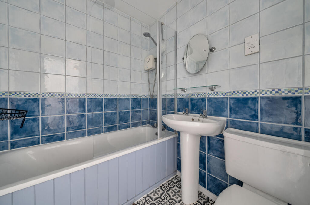 House in Surrey Heath, Lightwater, Windlesham - More