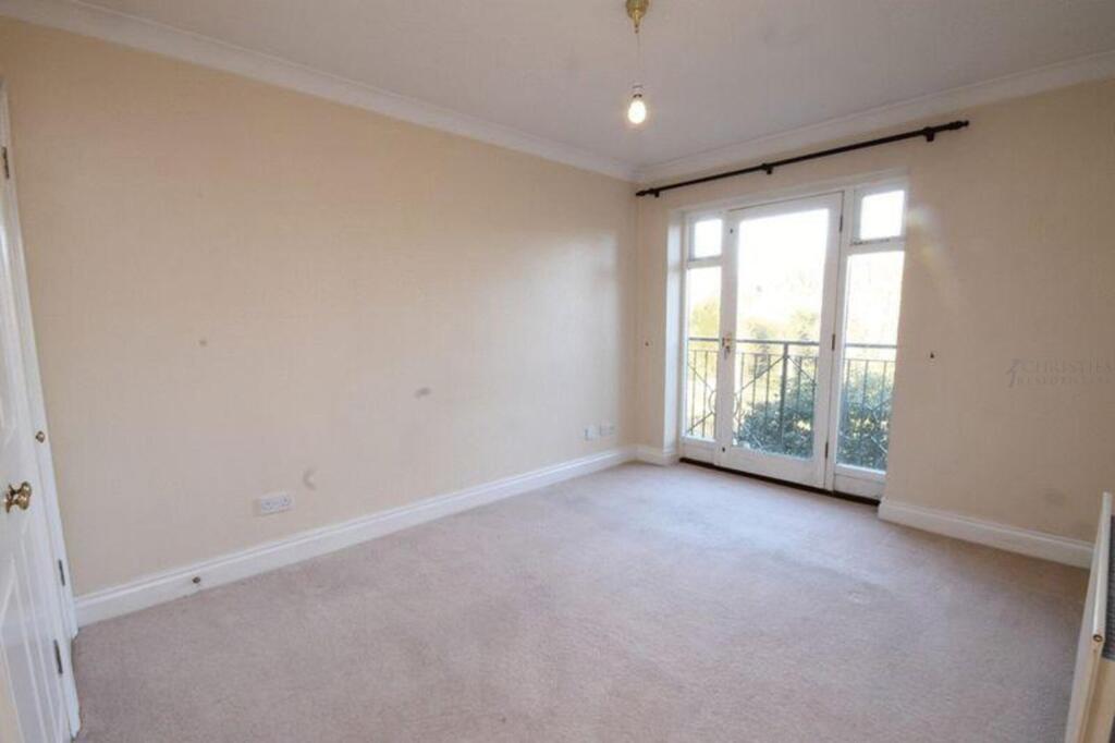 Apartment in Mole Valley, Leatherhead - More