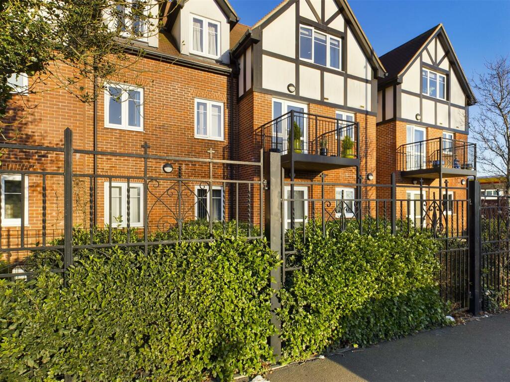 1-bed other on Yew Tree Court, Sanderstead Village, £250,000