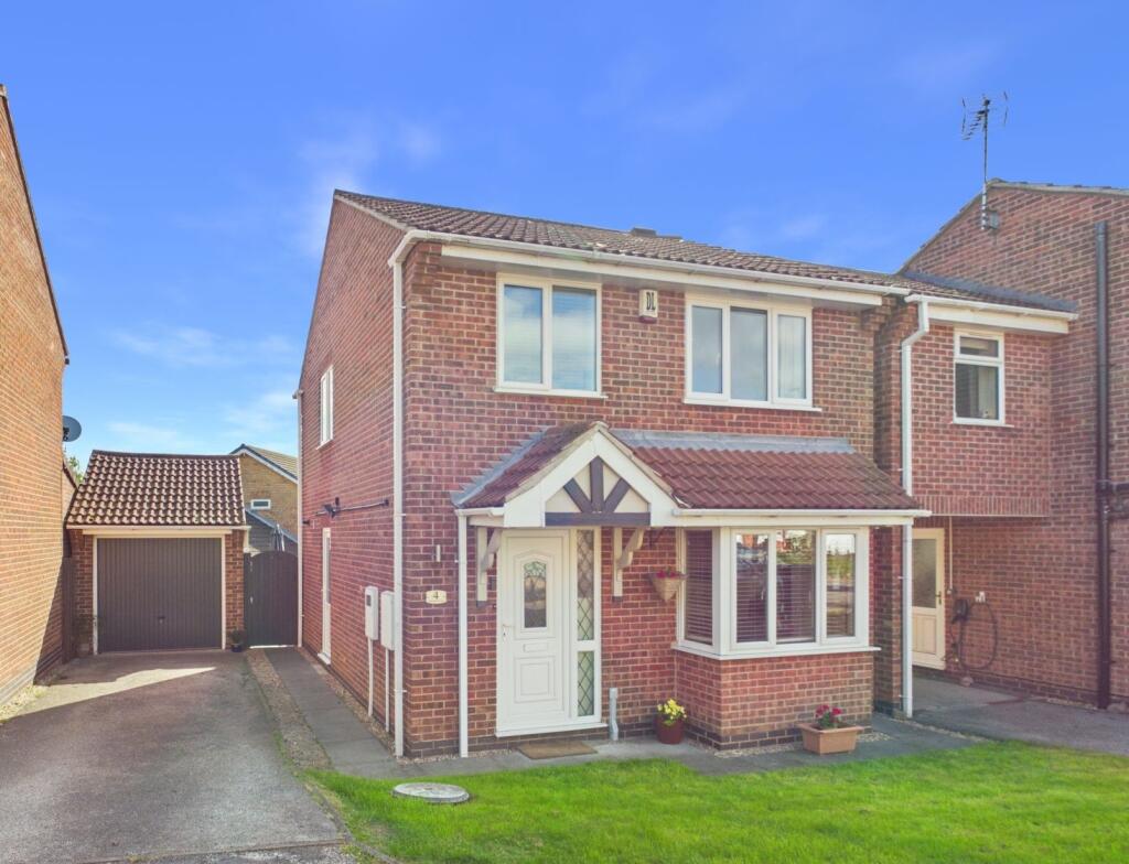 3-bed detached on Daylesford Close, Littleover, £325,000