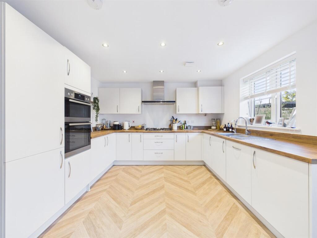 House in Stoke Mandeville, Buckinghamshire - More