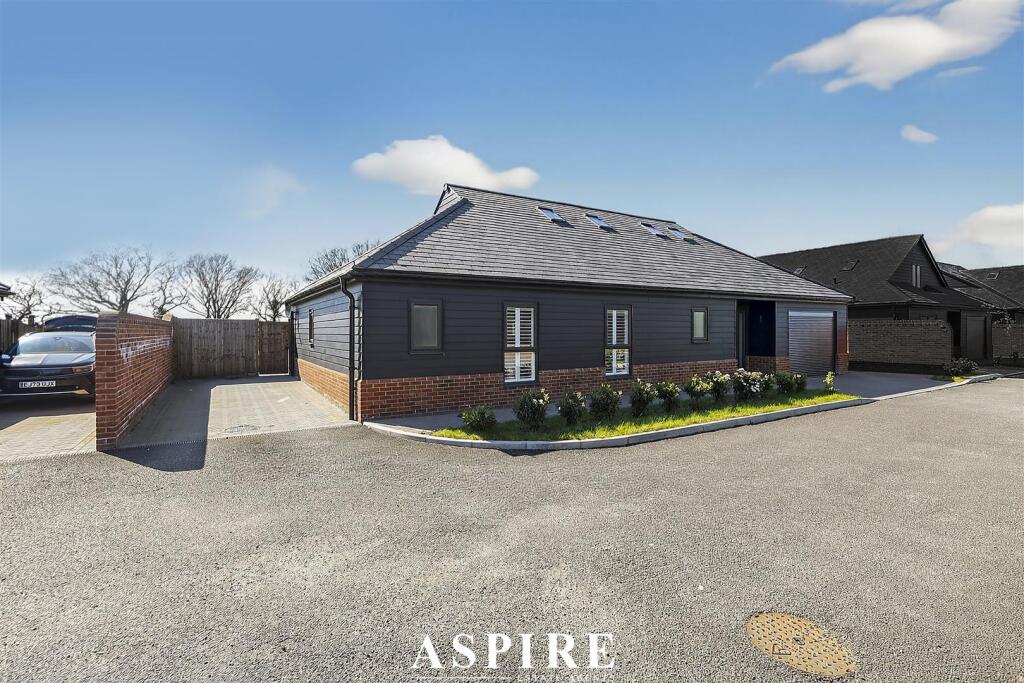 5-bed house on Inglefield Road, Fobbing, Stanford-Le-Hope, £1,000,000