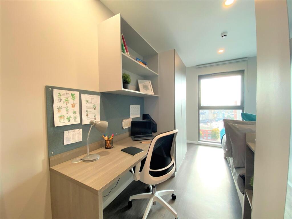 Apartment in County Borough of Belfast, CIty Quays, Sailortown - View 4