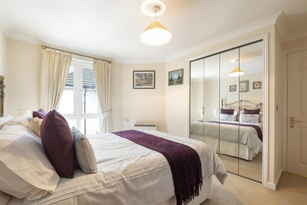 Apartment in Epsom and Ewell, Cuddington, West Ewell - More
