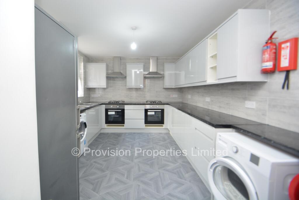 6 bedroom terraced house for rent
