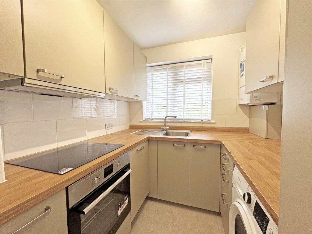Peveril Drive, Teddington, Middlesex, TW11 photo 4