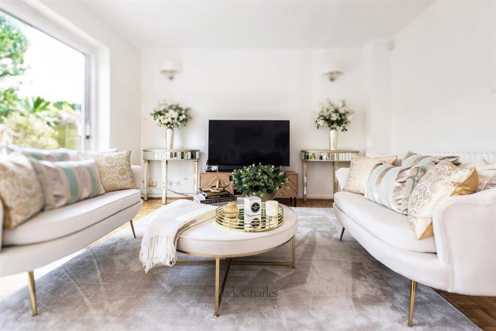 House in Tonbridge and Malling, Kent - More