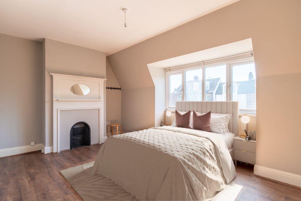 Main image of property: 2 bed flat to rent in High Street, Esher KT10