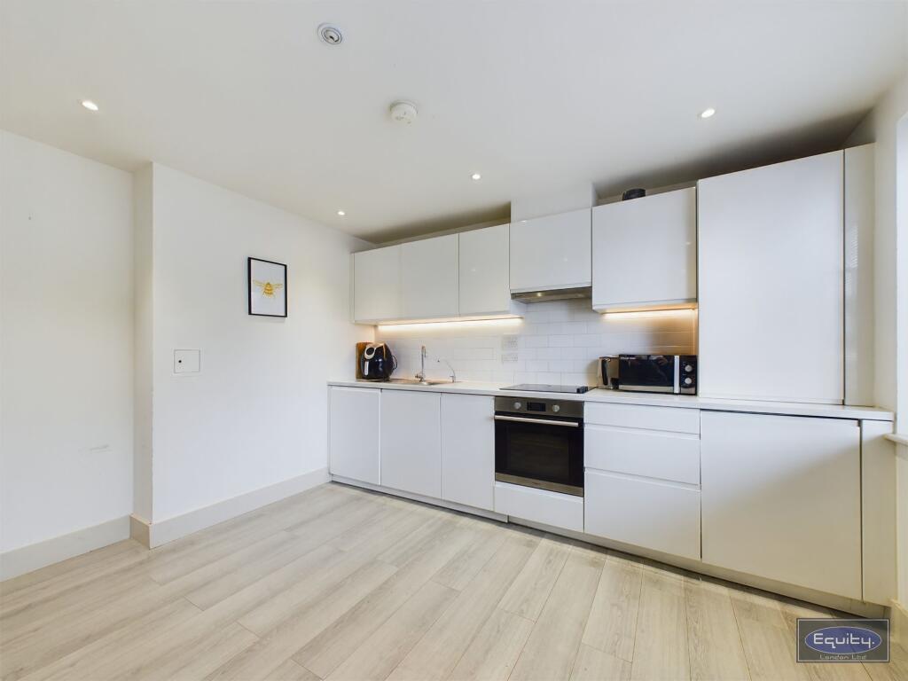 Lingfield Crescent, London, SE9 photo 4