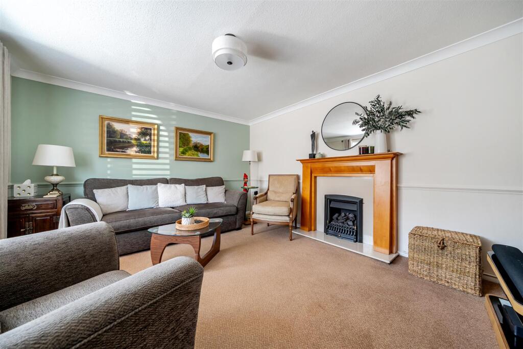 House in Hart, Moulsham Green, Yateley - View 5