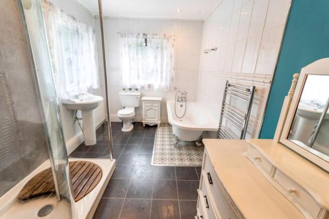 Main Bathroom: