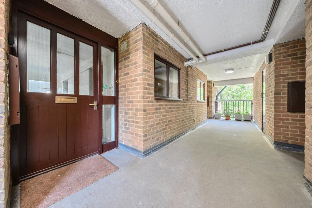 Emmbrook Court, Reading, RG6 - View 3