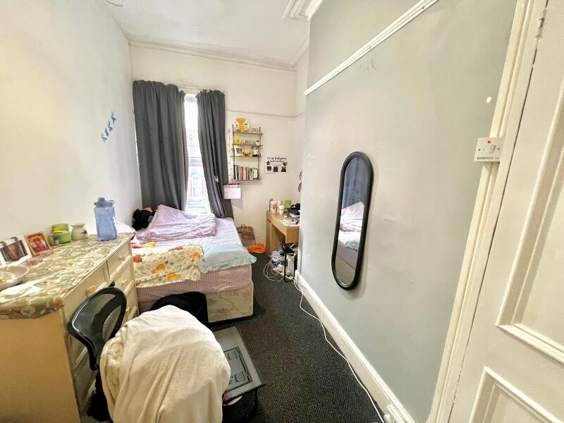 House in Leeds, West Yorkshire - View 2