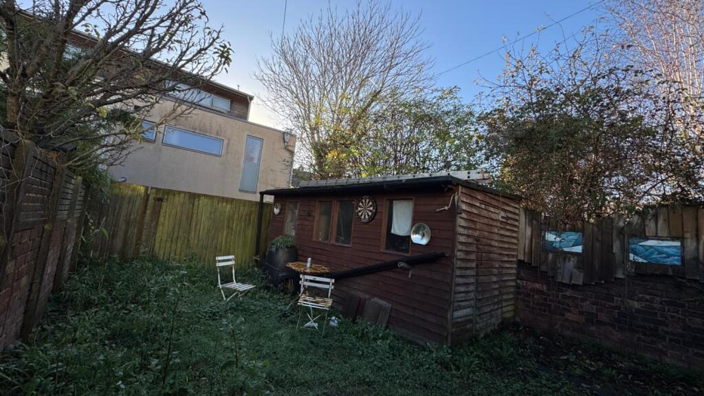 6 bedroom terraced house for rent