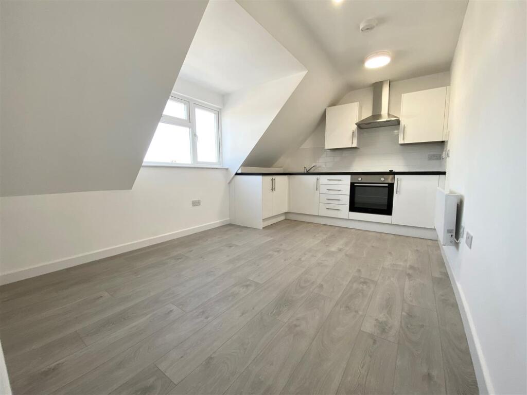 Main image of property: Thornhill Road, Luton, LU4 8EY