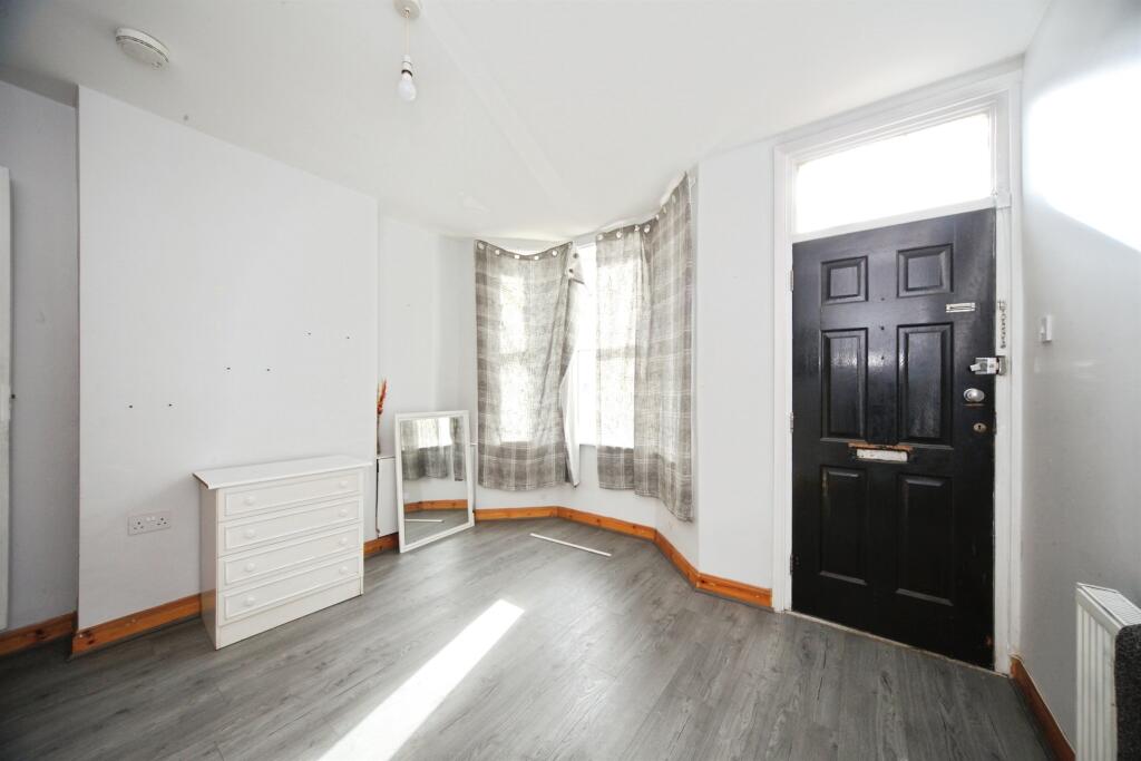 House in Luton - View 5
