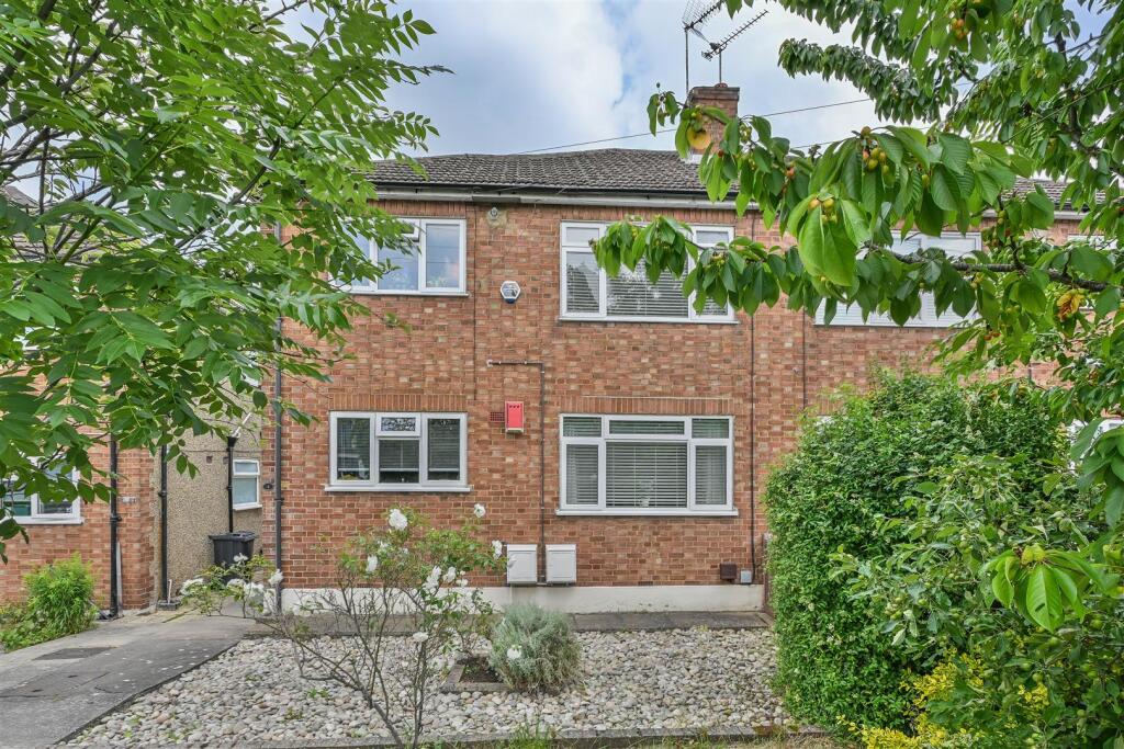 2-bed flat on Doddinghurst Road, Brentwood, £290,000
