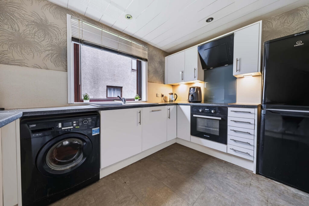 House in Dundee, Pitalpin, Menzieshill - More