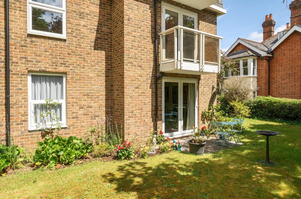 2-bed flat on Victoria Court, Andover, SP10 3QS, £190,000
