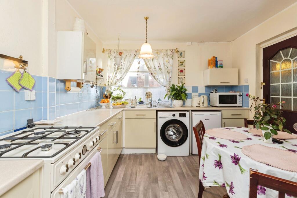 Second Avenue, Liversedge, WF15 photo 3