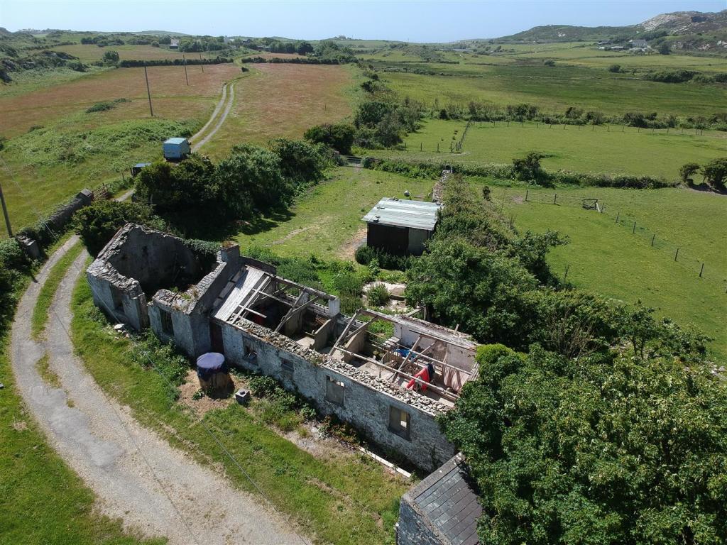Studio detached on Holyhead, £175,000