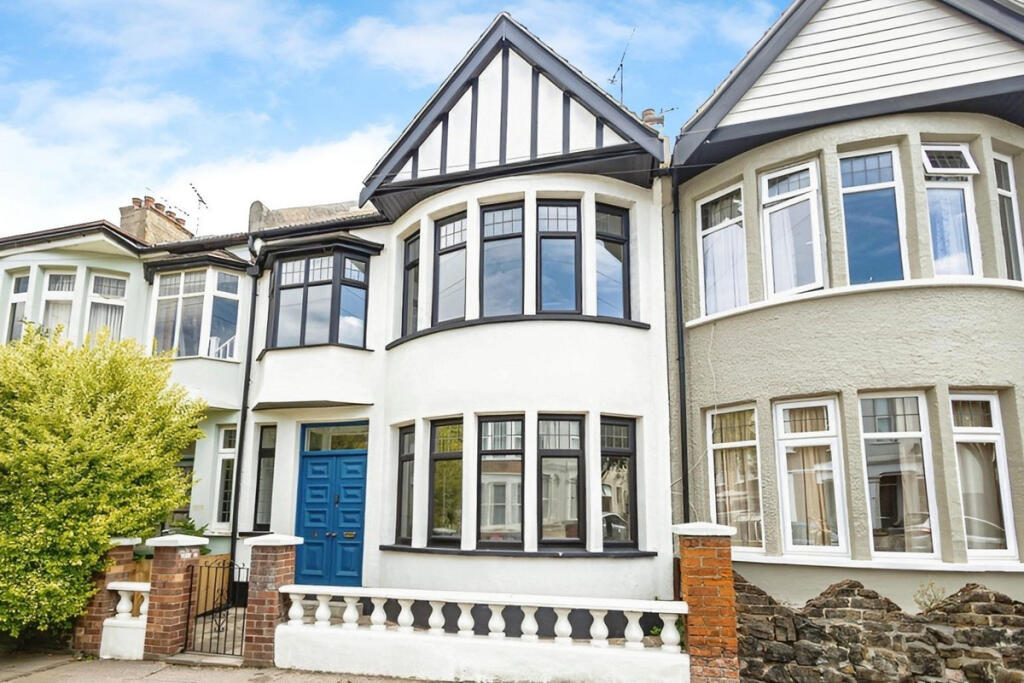 3-bed terraced on Brightwell Avenue, Westcliff-on-Sea, SS0, £390,000