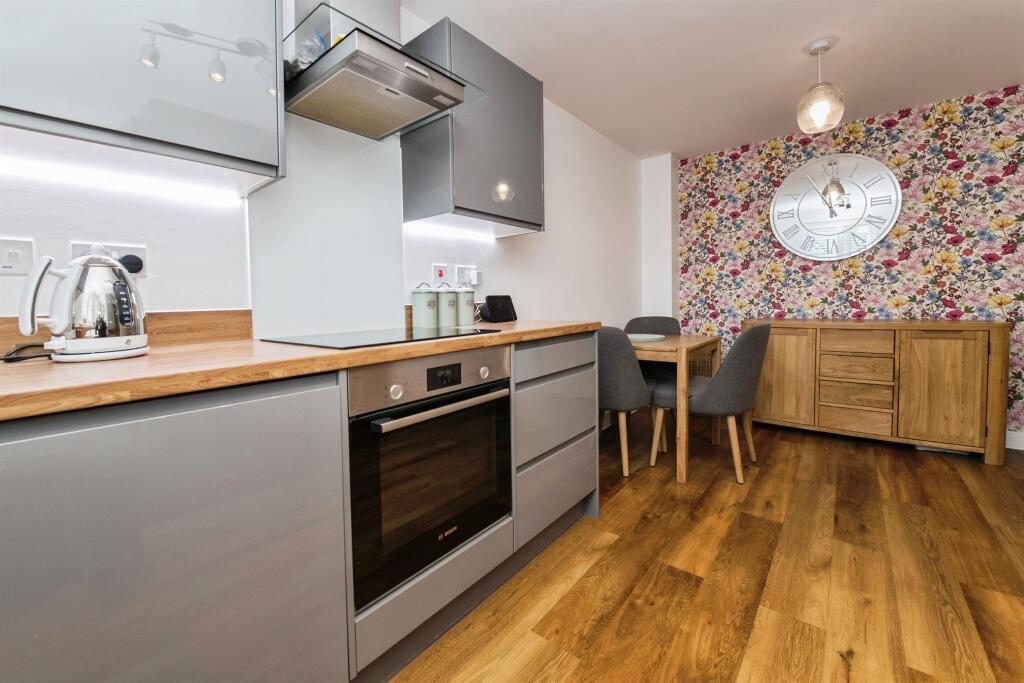 Curlew Close, Axminster photo 4