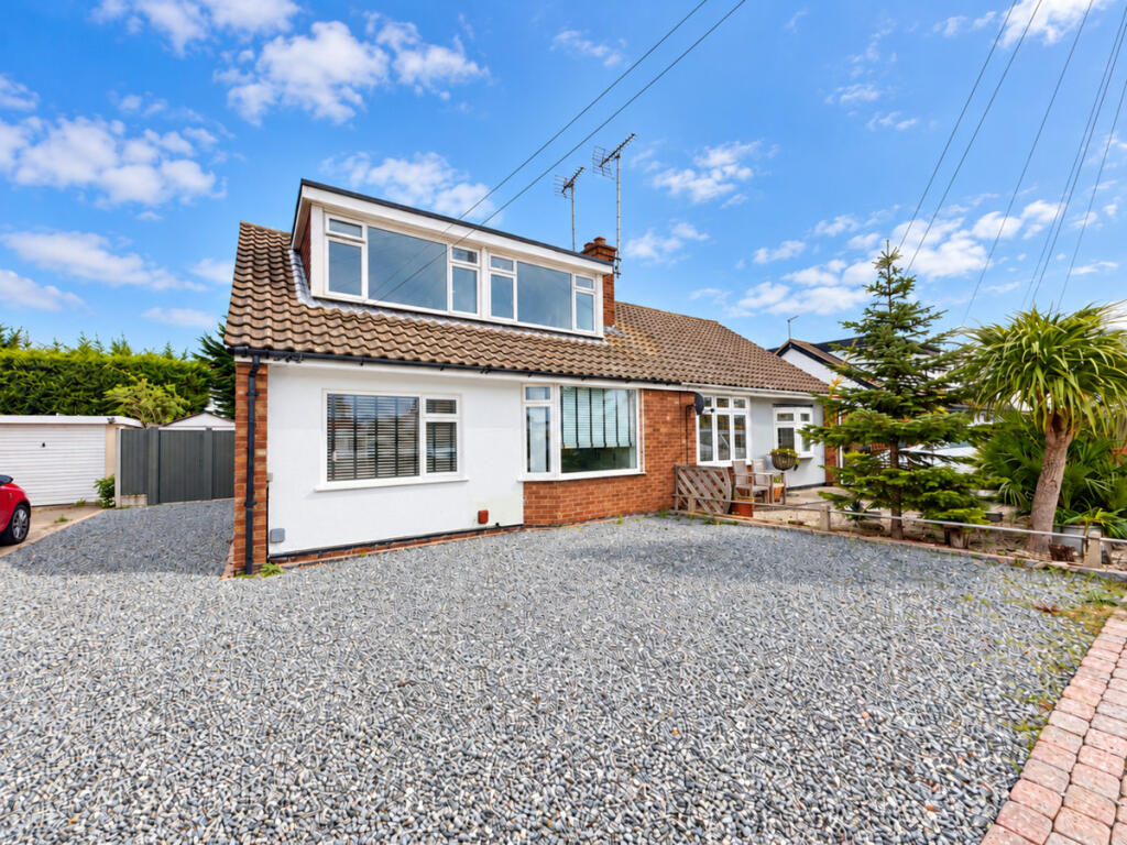 3-bed semi-detached on Greenlands, Rochford, £400,000