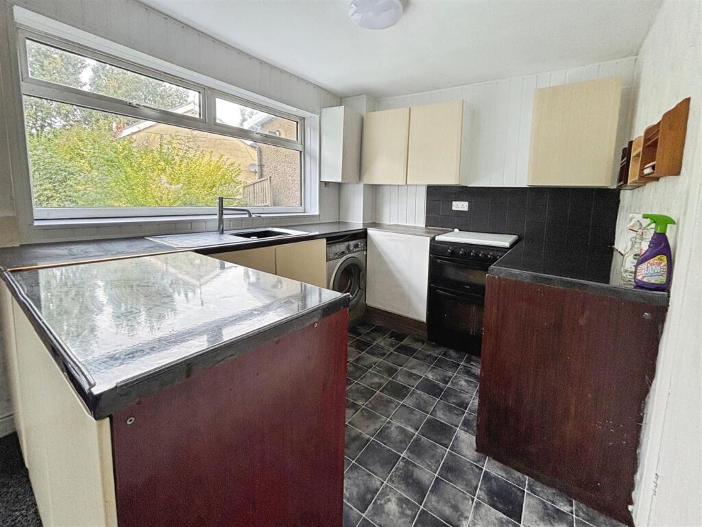 Clayfield Drive, Bradford, BD7 4JA photo 4