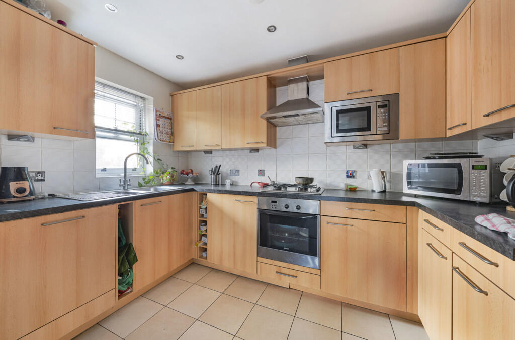 Apartment in London, Royal Borough of Kingston upon Thames - More