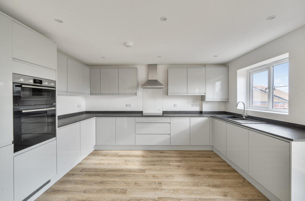 35 Broadweavers Close, Wincanton, BA9 - View 3