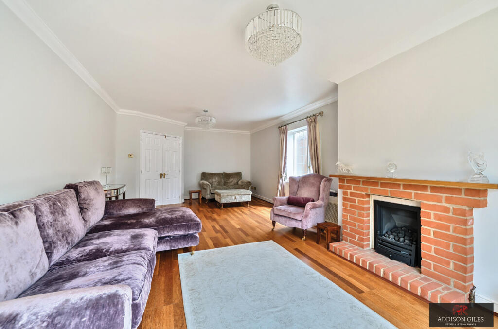 Welley Road, Wraysbury, Staines-Upon-Thames, Surrey, TW19 photo 2