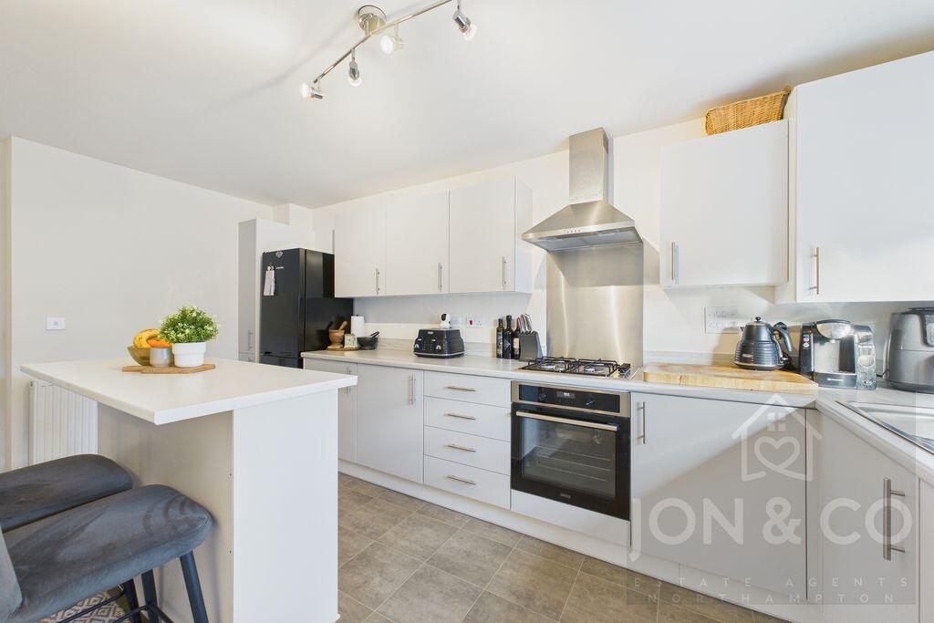 Young Close | Overstone Gate | NN6 photo 2