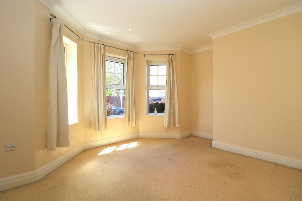 Apartment in Woking, Surrey - View 4