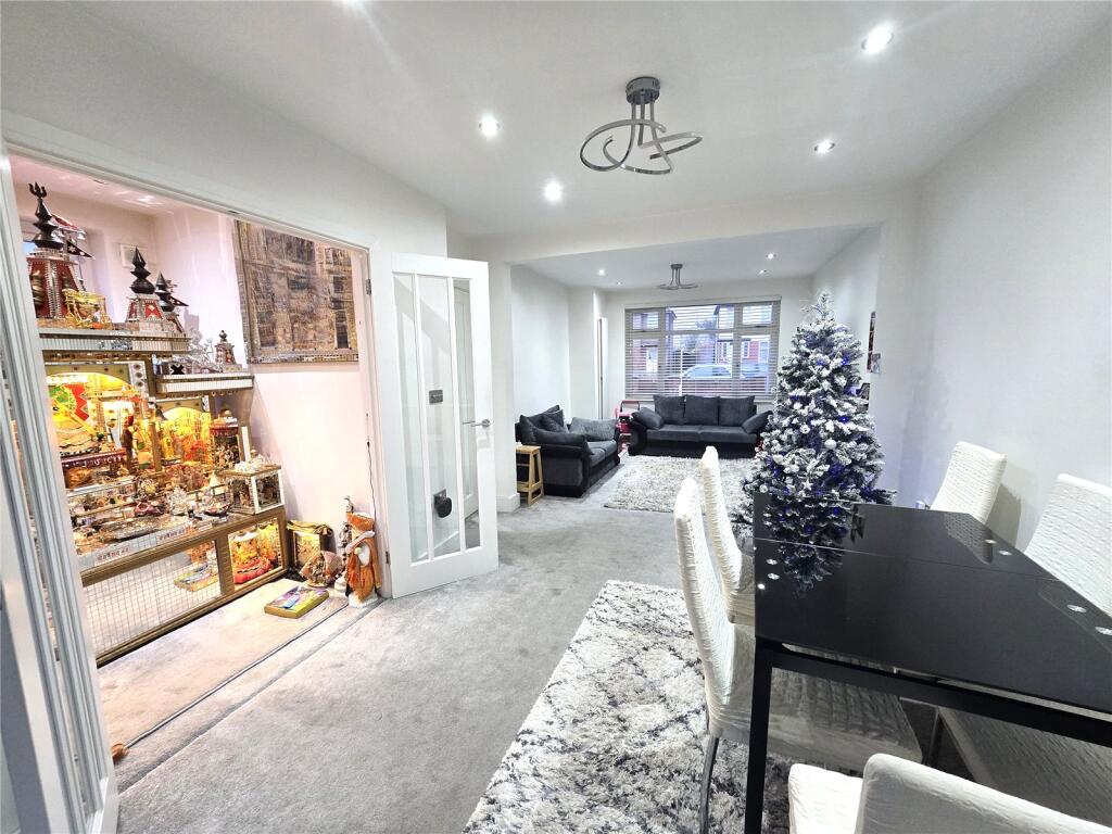 Cranford Drive, Hayes, Greater London, UB3 photo 4