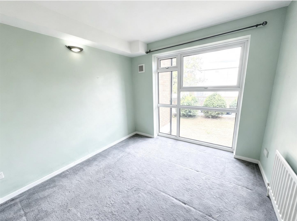 Apartment in Dunstable, Central Bedfordshire - View 4