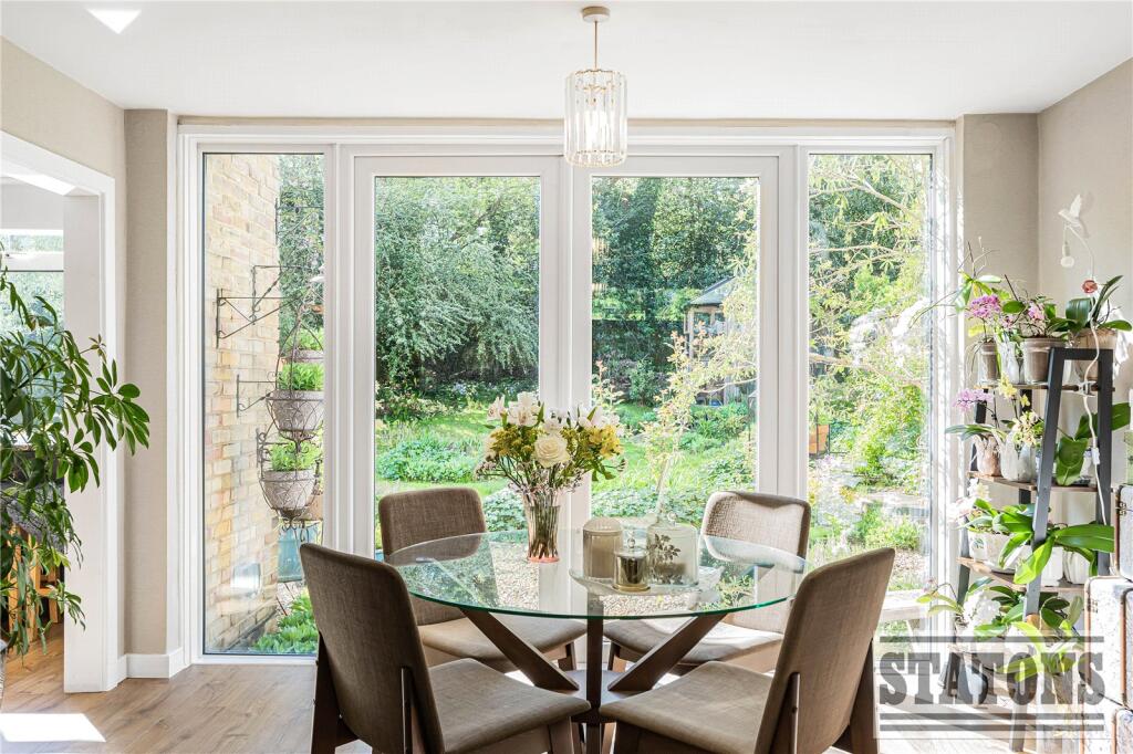 House in Barnet, Hadley Wood - More