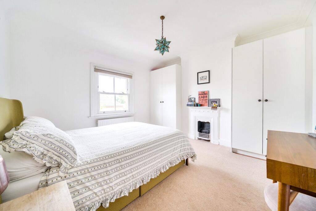 House in Kingston upon Thames - More