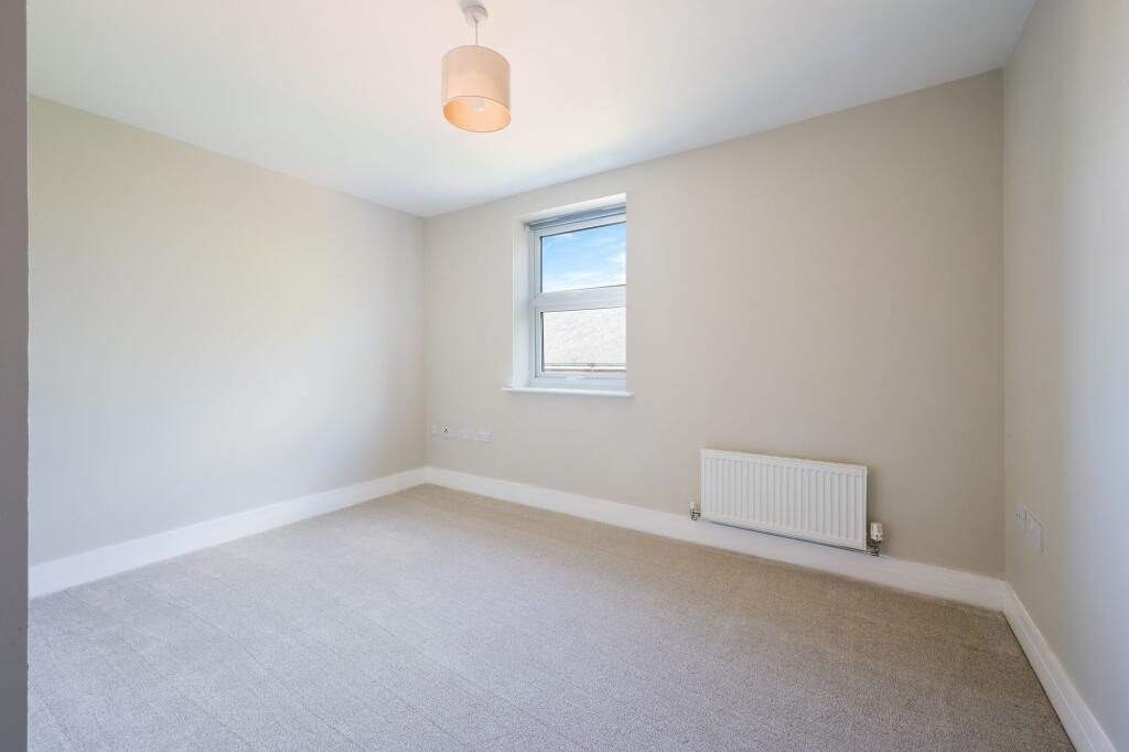 Apartment in Epsom and Ewell, Manor Park - View 4