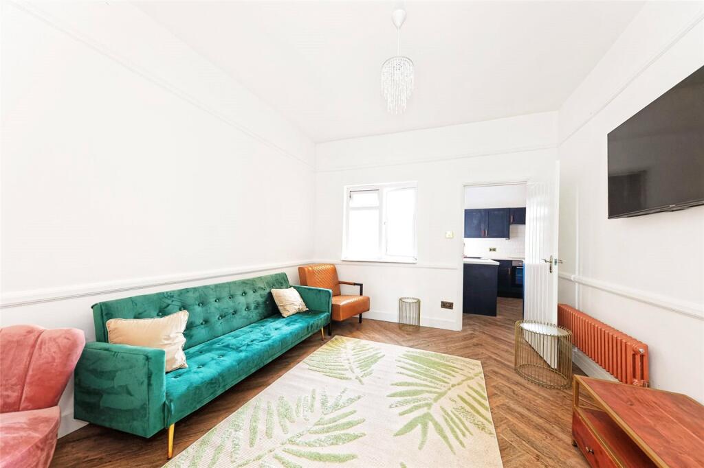 2-bed flat on Royal Road, Ramsgate, Kent, CT11, £190,000