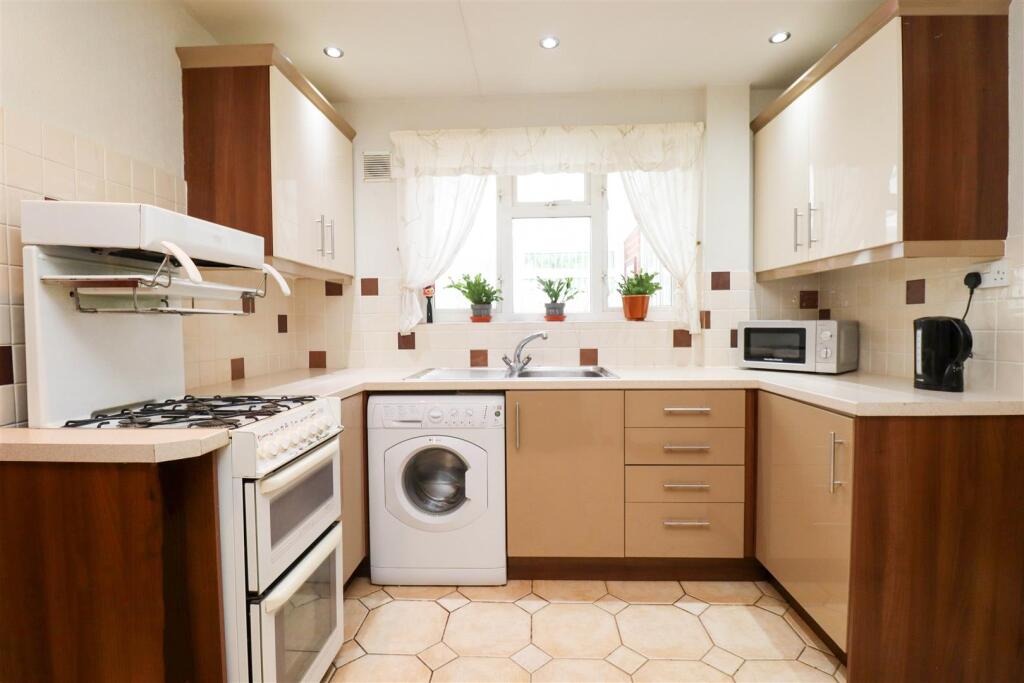 Chesilton Crescent, Church Crookham, Fleet - View 6