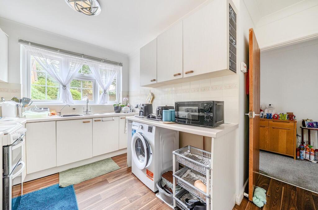 Apartment in Eastleigh, Chandler's Ford - View 4